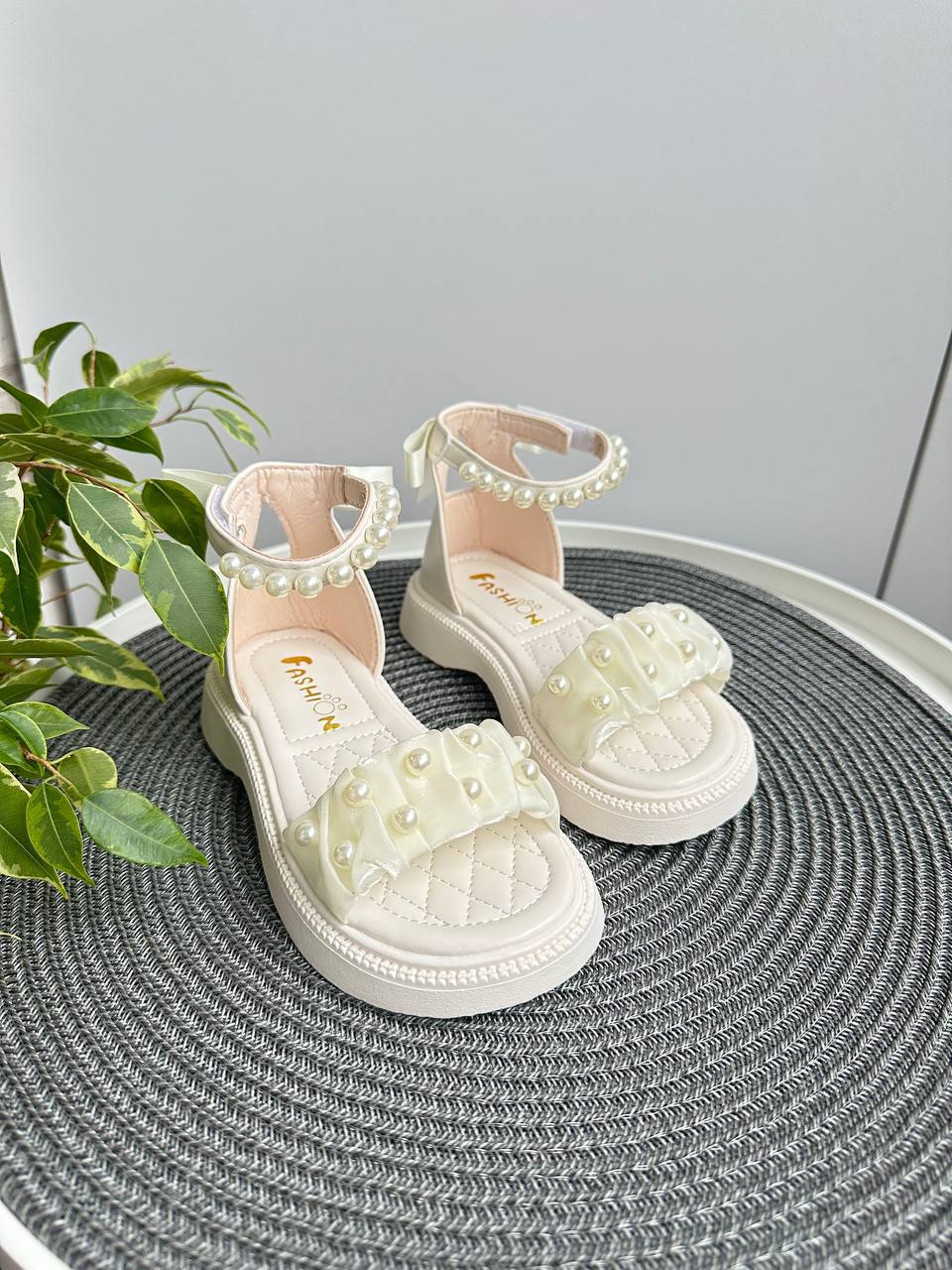 Взуття для дівчаток